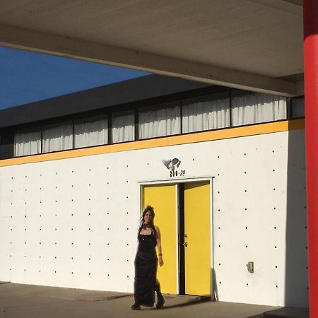 Space Castle: A 1950S Gas Station Transformed Into An Art Themed Wonderland Truth or Consequences Eksteriør billede